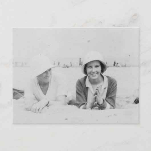 レディースオンビーチオールドブラック&ホワイトイメージポストカード ポストカード (正面)