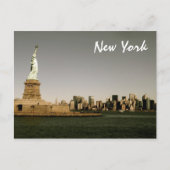 レディーリバティがニューヨーク市街を見守る(セピア) ポストカード (正面)