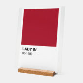 レディーレッドカラーソング – 白い背景 アクリルサイン (傾斜)