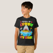 レディ・トゥ・クラッシュ4年生サメ新学期少年 Tシャツ (正面フル)
