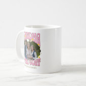 レトロおばあちゃんがヤギの写真マグカップ コーヒーマグカップ (正面左)