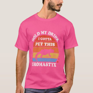 レトロおもしろいは飲み物を持って、このウロマストをペットにしなくちゃ Tシャツ