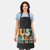 レトロおもしろいグルービーたった今結婚しました今のところ良い エプロン (着用した状態)