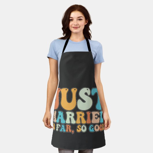 レトロおもしろいグルービーたった今結婚しました今のところ良い エプロン (着用した状態)