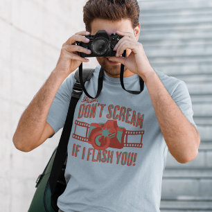 レトロおもしろいフレーズ撮影カメラフラッシュ Tシャツ