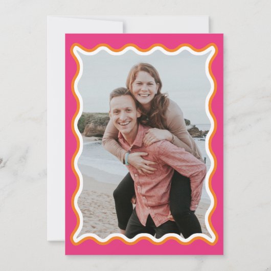 レトロかわいい波状ピンクのオレンジ色の写真婚約パーティ 招待状 (裏面)