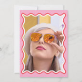 レトロかわいい波状ピンク赤の写真卒業 招待状 (裏面)