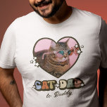 レトロかわいい猫パパハート写真 Tシャツ<br><div class="desc">このレトロ猫パパTシャツで親父クールの日を愛する子猫を見せろ！愛ハートの形をした毛皮のベビーインスパイア、60代のグルーヴな白い星やヴィンテージ文字の「猫パパ読」をモチーフに、ペットの名前と一緒に作られたTシャツでパーソナライズされたす。</div>