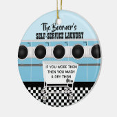 レトロが仕事をするセルフサービス洗濯 セラミックオーナメント (左)
