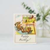 レトロで面白い猫たちがブランコで遊ぶお誕生日おめでとう！ ポストカード (スタンド正面)