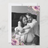 レトロなくすんだパープルの花の写真の結婚式 セーブザデート (裏面)