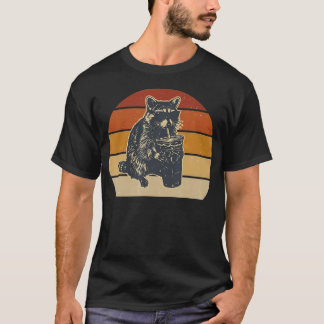レトロなアライグマのアイスコーヒー愛飲デザイン Tシャツ