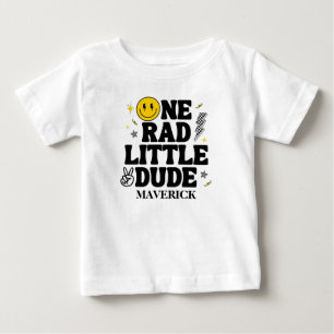 レトロなイケてる小さな男の子 笑顔の少年 1歳の誕生日 ベビーTシャツ