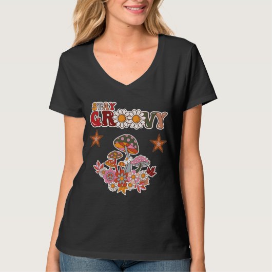 レトロなキノコとデイジーの花のビンテージスタイルでGroovyにいこう Tシャツ (正面)