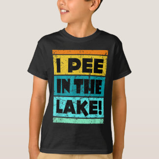 レトロなキャンプで湖でおしっこする飲み友達パロディ Tシャツ