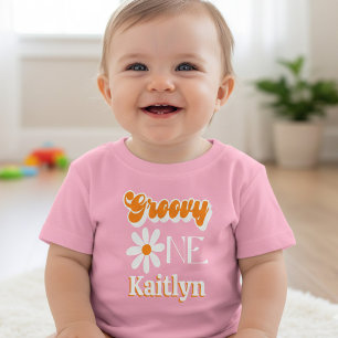 レトロなグルーヴィーワンの女の子の1歳の誕生日 ベビーTシャツ