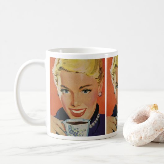 レトロなコーヒーカップを持つ幸せな女性 コーヒーマグカップ (ドーナツ)