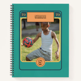 レトロなサッカーボールとフットボールカード風のグリーン ノートブック