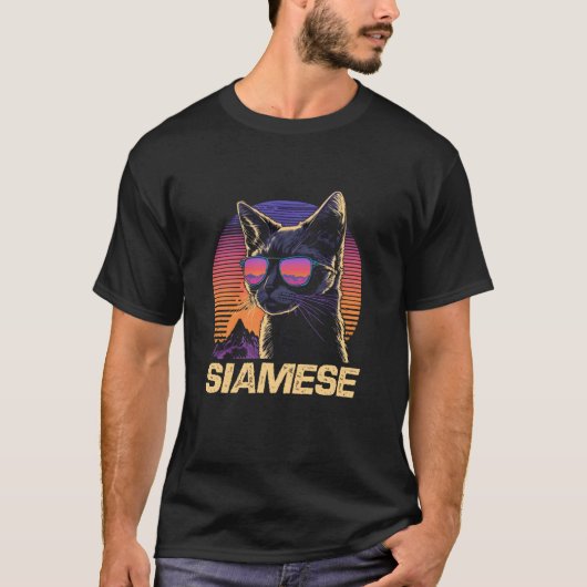 レトロなサンセットサングラスシャム猫 Tシャツ (正面)