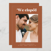 レトロなスクリプトのテラコッタ色の結婚発表 招待状 (正面/裏面)