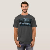 レトロなスピードスポーツカーの夜の追跡 Tシャツ (正面フル)
