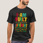 レトロなタイポグラフィーが特徴の「I Am Built Different」 Tシャツ (正面)