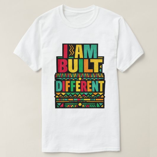 レトロなタイポグラフィーが特徴の「I Am Built Different」 Tシャツ (デザイン正面)
