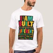 レトロなタイポグラフィーが特徴の「I Am Built Different」 Tシャツ (正面)