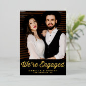 レトロなタイポグラフィ ブラックフォト 婚約 ゴールド 箔招待状 (立ち正面)