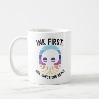 レトロなタコのイラスト メッセージTシャツ インクは先に質問は後に コーヒーマグカップ