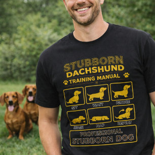 レトロなダックスフントの犬の芸術的な「頑固なダックスフントの訓練マニュアル」 Tシャツ