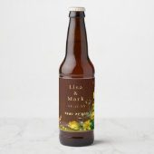 レトロなダークウッドの黄色い花柄の蝶の結婚式 ビールラベル (正面)
