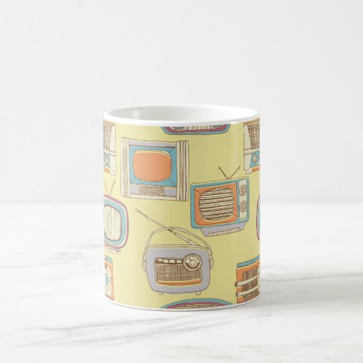 レトロなテレビとラジオ。シームレスパターン コーヒーマグカップ (中央)