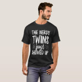 レトロなデザインにオタクな双子がやって来た Tシャツ (正面フル)