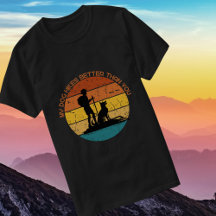 レトロなデザインの犬のハイキングTシャツ