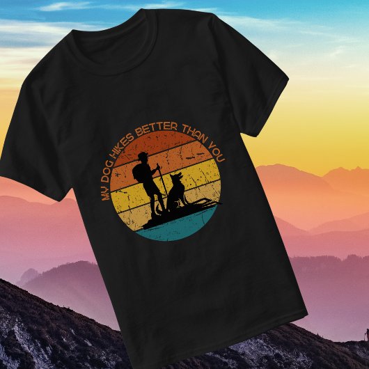 レトロなデザインの犬のハイキングTシャツ Tシャツ