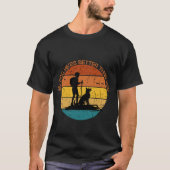 レトロなデザインの犬のハイキングTシャツ Tシャツ (正面)