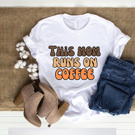 レトロなデザインの「コーヒーで動くママ」 Tシャツ