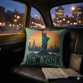 レトロなニューヨークシティのスカイラインと自由の女神 クッション