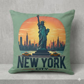 レトロなニューヨークシティのスカイラインと自由の女神 クッション