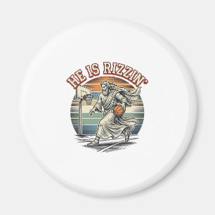 レトロなバスケ風Tシャツ「He Is Rizzin」 デザイン マグネット