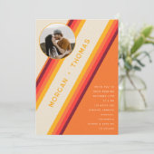 レトロなバーントオレンジのストライプ 70年代 80年代 QRコード ウェディング 招待状 (スタンド正面)