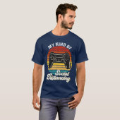 レトロなビデオゲーム好きのためのおもしろギフト Tシャツ (正面フル)