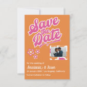 レトロなピンクとオレンジの結婚式 Save the Date カード (正面)