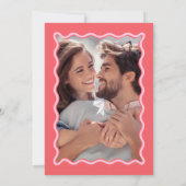 レトロなピンクと赤のウェーブ写真フレーム ウェディング 招待状 (裏面)