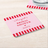 レトロなピンクと赤のストライプ 結婚前のお祝いカスタム スクエアペーパーコースター (アングル)