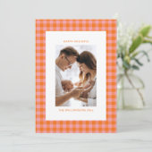 レトロなピンクオレンジのチェック柄がとってもキュートで楽しい縦写真です。 シーズンカード (スタンド正面)