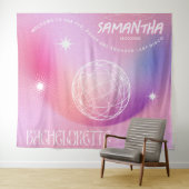 レトロなブライズメイドパーティーの背景 グルーヴィーな70年代スタイルのピンク タペストリー (インサイチュ(横))