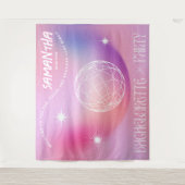 レトロなブライズメイドパーティーの背景 グルーヴィーな70年代スタイルのピンク タペストリー (正面)