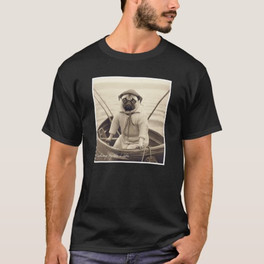 レトロなボートで釣りをするパグ Tシャツ (正面)